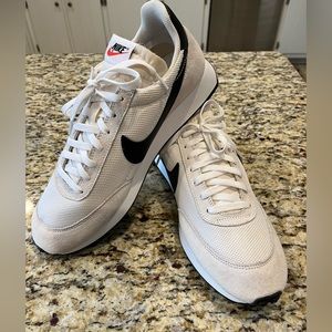 Men’s Nike tennis shoes in excellent condition  size 11.5